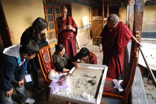 梁雪芳在大昭寺刺绣