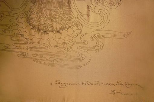 刺绣后的《观音》藏文落款与梁雪芳汉语签名（大昭寺旺扎啦的书法）