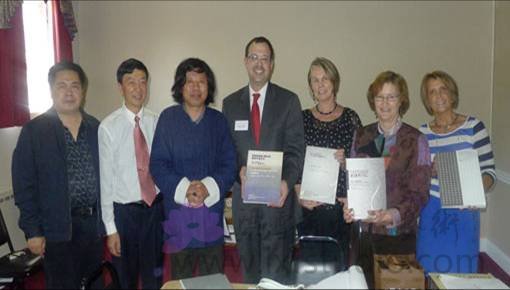 林乐成教授赠送代顿艺术中心历届&ldquo;从洛桑到北京&rdquo;国际纤维艺术双年展画册