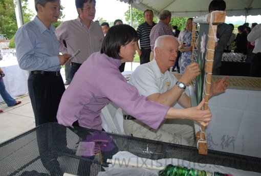 在EdenVale葡萄酒庄园，俄勒冈州众议员DennisRichardson现场体验刺绣