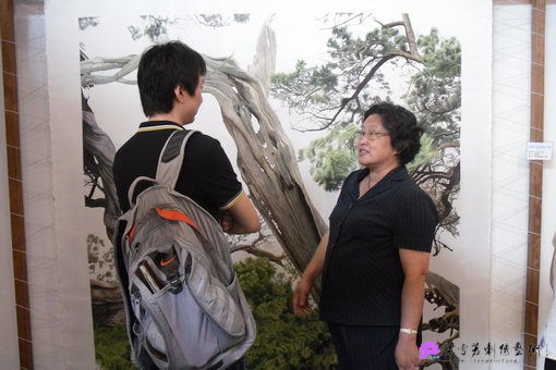 故宫博物馆殷安妮老师（右1）向《中国之韵》杂志编辑介绍梁雪芳大师作品《清奇古怪》