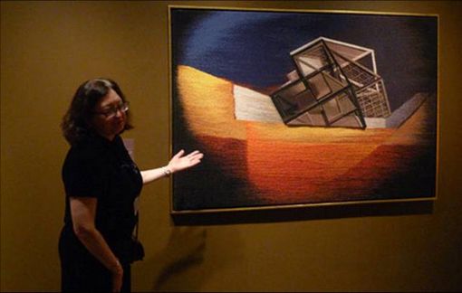 美国圣何塞织物艺术博物馆馆长德博拉讲解尼跃红老师作品