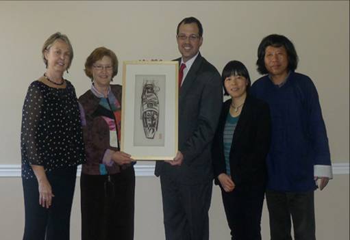 林乐成、梁雪芳教授赠送联合创作作品《水上人家》，迈克尔&middot;洛蒂格主席代表代顿艺术中心博物馆永久收藏